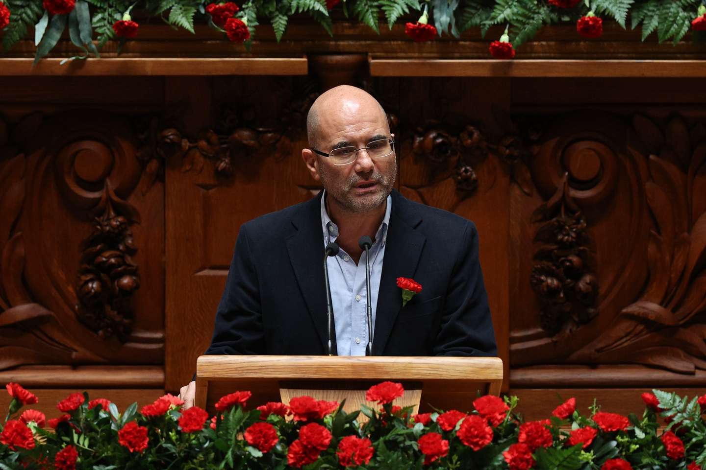 O deputado do Partido Comunista Português (PCP) ,Manuel Loff, usa da palavra durante a sessão solene comemorativa dos 49 anos da Revolução de 25 de Abril na Assembleia da República em Lisboa, 25 de abril de 2023. Em 25 de abril de 1974, um movimento de capitães derrubou a ditatura de 48 anos, de Marcelo Caetano, chefe do Governo e de Américo Tomás, Presidente da República, num golpe que se transformou numa revolução, a "revolução dos cravos". TIAGO PETINGA/LUSA