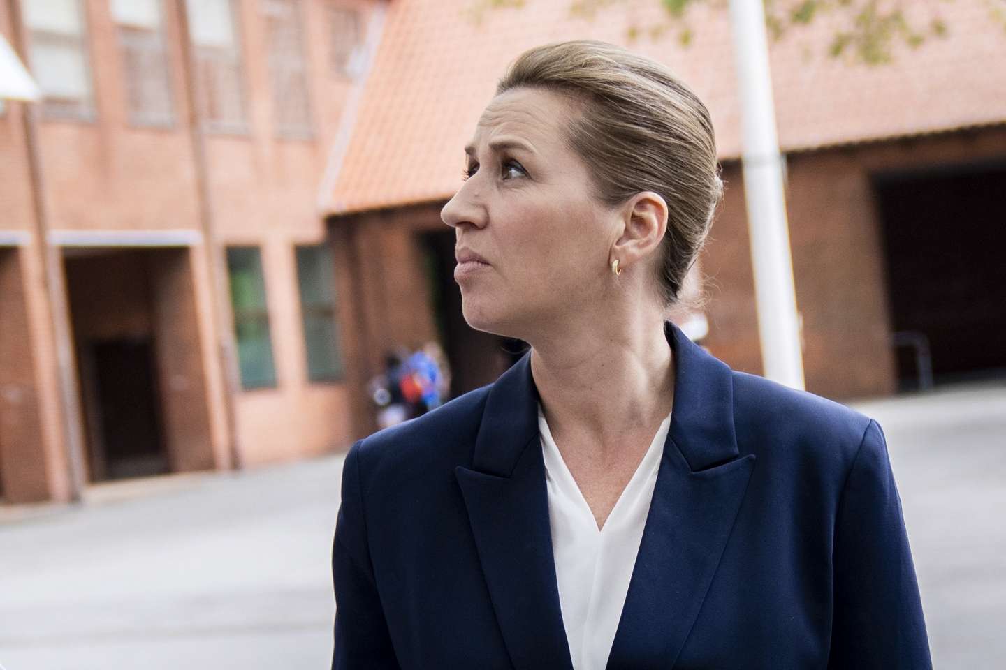 epa10650432 Danish Prime Minister Mette Frederiksen looks on upon her visit to the Risingskolen primary school in Odense, Denmark, 24 May 2023.  EPA/IDA MARIE ODGAARD DENMARK OUT