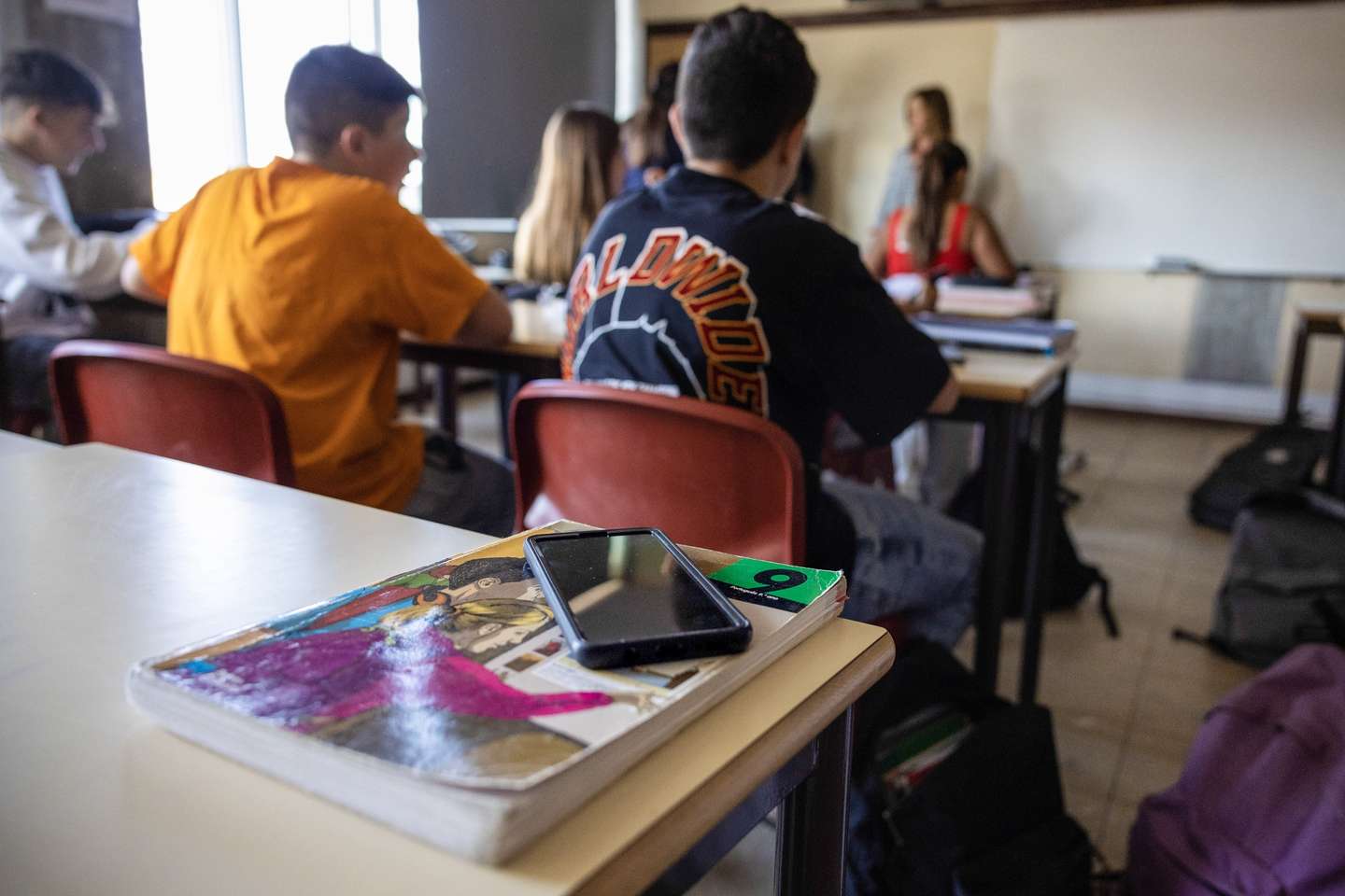 Alunos numa sala de aula da escola EB 23 Lourosa que proíbe os telemóveis, a propósito de uma petição que está a correr para que isso seja a regra em todas as escolas, Santa Maria da Feira, 23 de maio de 2023. (ACOMPANHA TEXTO DE 27 DE MAIO DE 2023) JOSÉ COELHO/LUSA