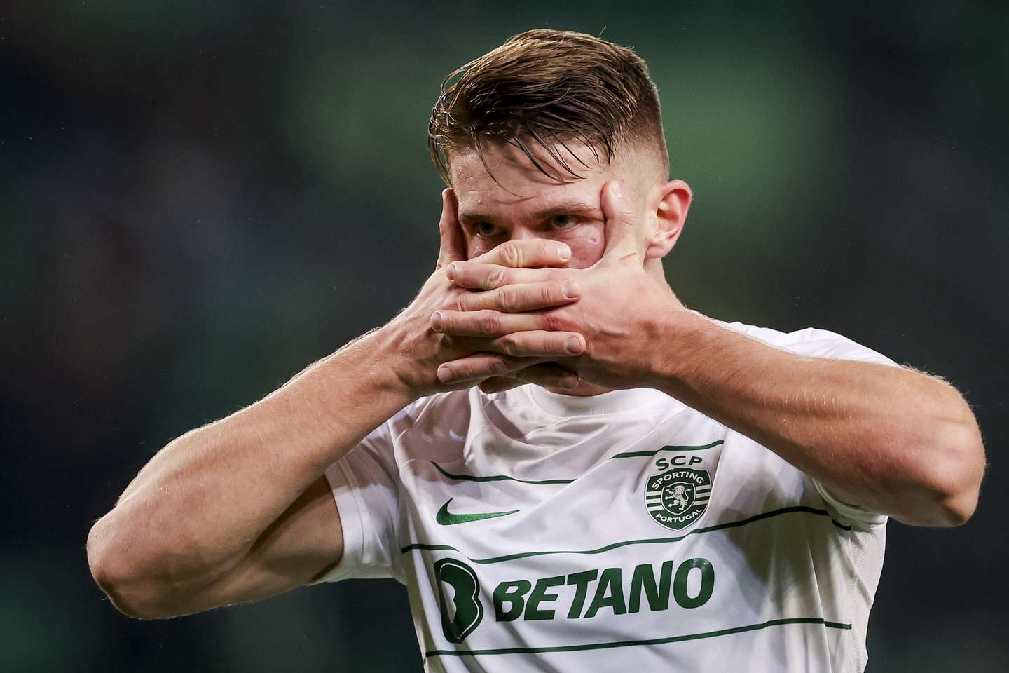 Sporting CP player Vyktor Gyokeres celebrates after scoring a goal against Tondela during the Portugal Soccer Cup fifth round match, held at Alvalade Stadium, Lisbon, Portugal, 09 January 2024. JOSE SENA GOULAO/LUSA
