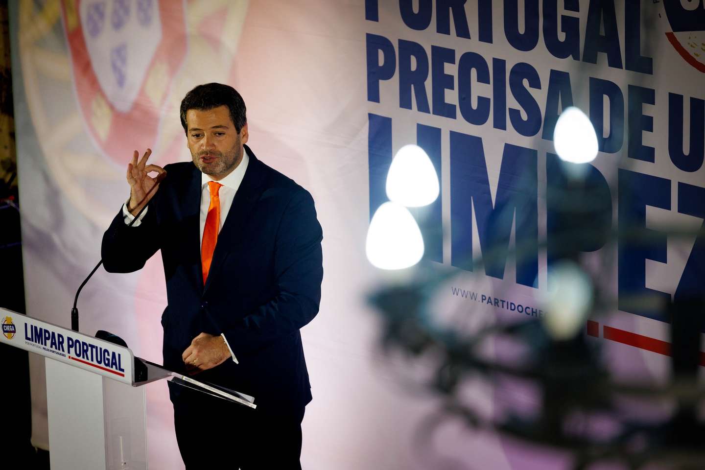 O presidente do Chega, André Ventura, esteve presente num almoço comício com militantes do partido, no âmbito da campanha para as eleições legislativas de 10 de março, em Macedo de Cavaleiros, 29 de fevereiro de 2024. O Presidente da República decretou a 15 de janeiro a dissolução do parlamento e a convocação de eleições legislativas antecipadas para 10 de março, na sequência da demissão do primeiro-ministro, António Costa, apresentada em 07 de novembro, por causa da Operação Influencer, e de imediato aceite pelo Presidente da República. PEDRO SARMENTO COSTA/LUSA