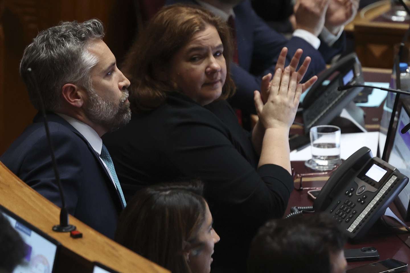 O lider do PS, Pedro Nuno Santos, ladeado pela deputada Alexandra Leitão durante o debate paralamentar sobre as portagem nos lanços e sublanços das autoestradas do Interior (ex-SCUT) na Assembleia da República, Lisboa, 2 de maio de 2024. MANUEL DE ALMEIDA/LUSA