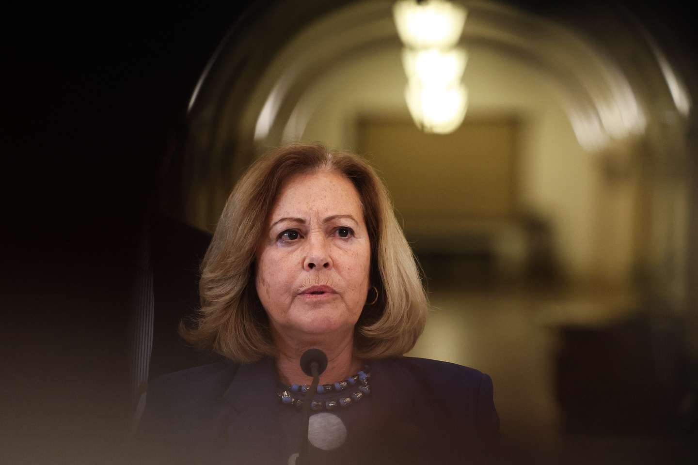 A ministra da Administração Interna, Margarida Blasco, fala aos jornalistas após uma reunião com as estruturas representativas da Polícia de Segurança Pública (PSP) e da Guarda Nacional Republicana (GNR) para negociar a exigência de um suplemento de missão, no Ministério da Administração Interna, em Lisboa, 22 de abril de 2024. MANUEL DE ALMEIDA/LUSA