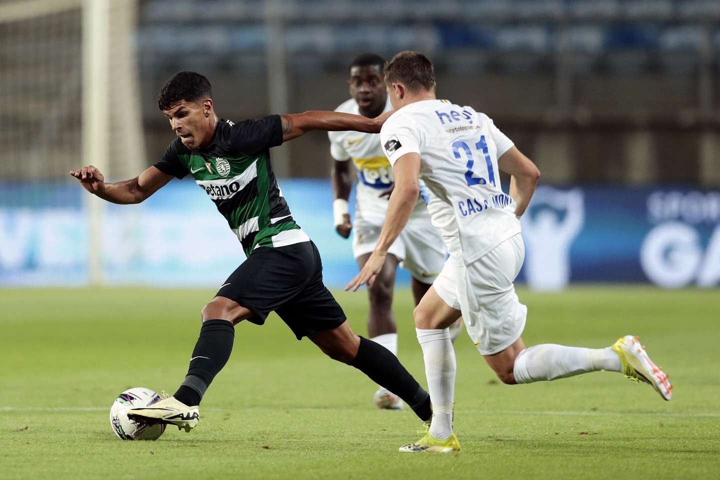 Sporting`s Mateus Fernandes (L) fights for the ball with Union Saint-Gilloise`s Castro-Montes during a match to prepare for the Portuguese First League soccer held at Algarve stadium in Loule, Portugal, 17 July 2024. LUIS BRANCA/LUSA