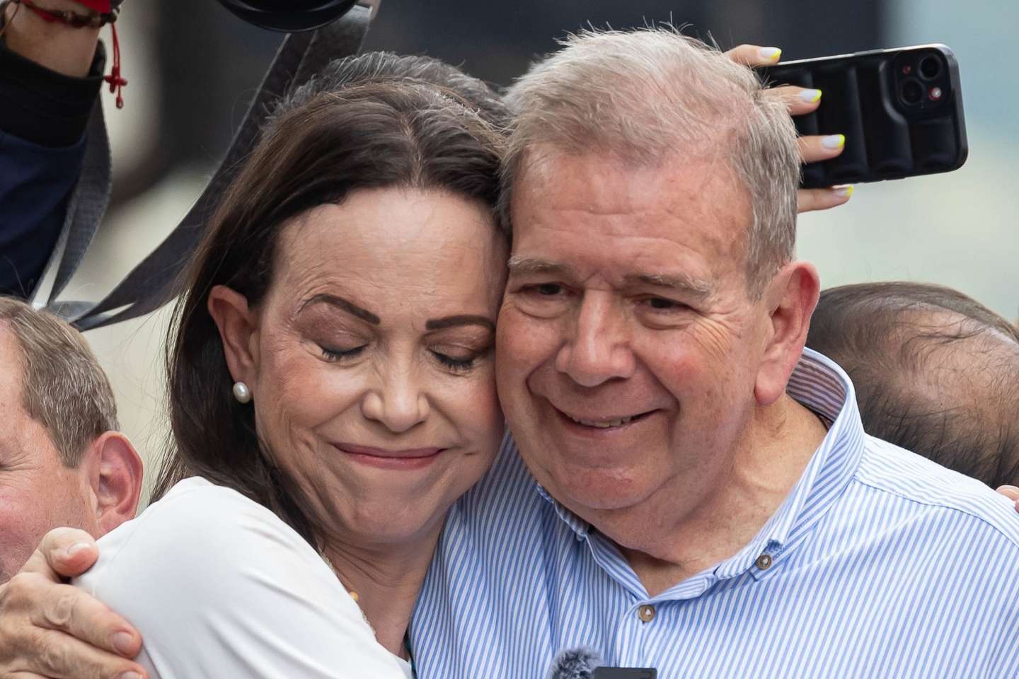 epa11592821 (FILE) - Venezuelan opposition leader Maria Corina Machado (L) hugs Venezuelan presidential candidate Edmundo Gonzalez Urrutia (R) at a rally in Caracas, Venezuela, 30 July 2024 (reissued 08 September 2024). Edmundo Gonzalez has left the country and is seeking asylum in Spain, Venezuela's Vice President Delcy Rodriguez said on social media on 07 September 2024. Venezuela is in a political crisis since President Maduro was declared the winner of the elections on 28 July, which are the subject of allegations of fraud.  EPA/RONALD PENA R