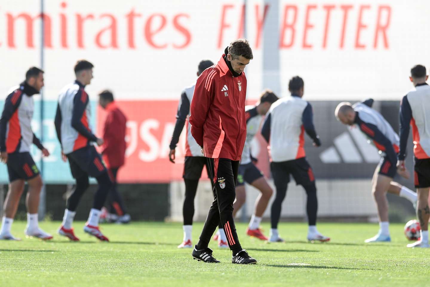 epa11858138 Benfica head coach Bruno Lage looks on the team's training session at the Benfica Campus near Lisbon, Portugal, 28 January 2025. Benfica will face Juventus in their UEFA Champions League match on 29 January.  EPA/MIGUEL A. LOPES
