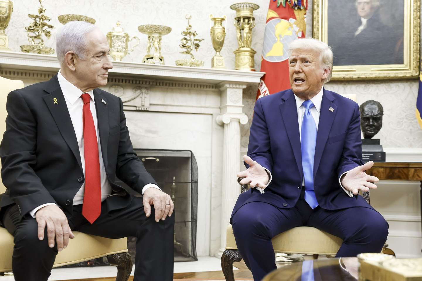 epa11875548 Israeli Prime Minister Benjamin Netanyahu (L) and US President Donald J. Trump (R) talk with reporters in the Oval Office of the White House in Washington, DC, USA, 04 February 2025.  President Trump, who is hosting his first in-person meeting with another world leader since returning to the White House, and Prime Minister Netanyahu are set to discuss the Israeli cease-fire with Hamas, Iran's nuclear program and future arms shipments, among other bilateral issues.  EPA/SHAWN THEW / POOL