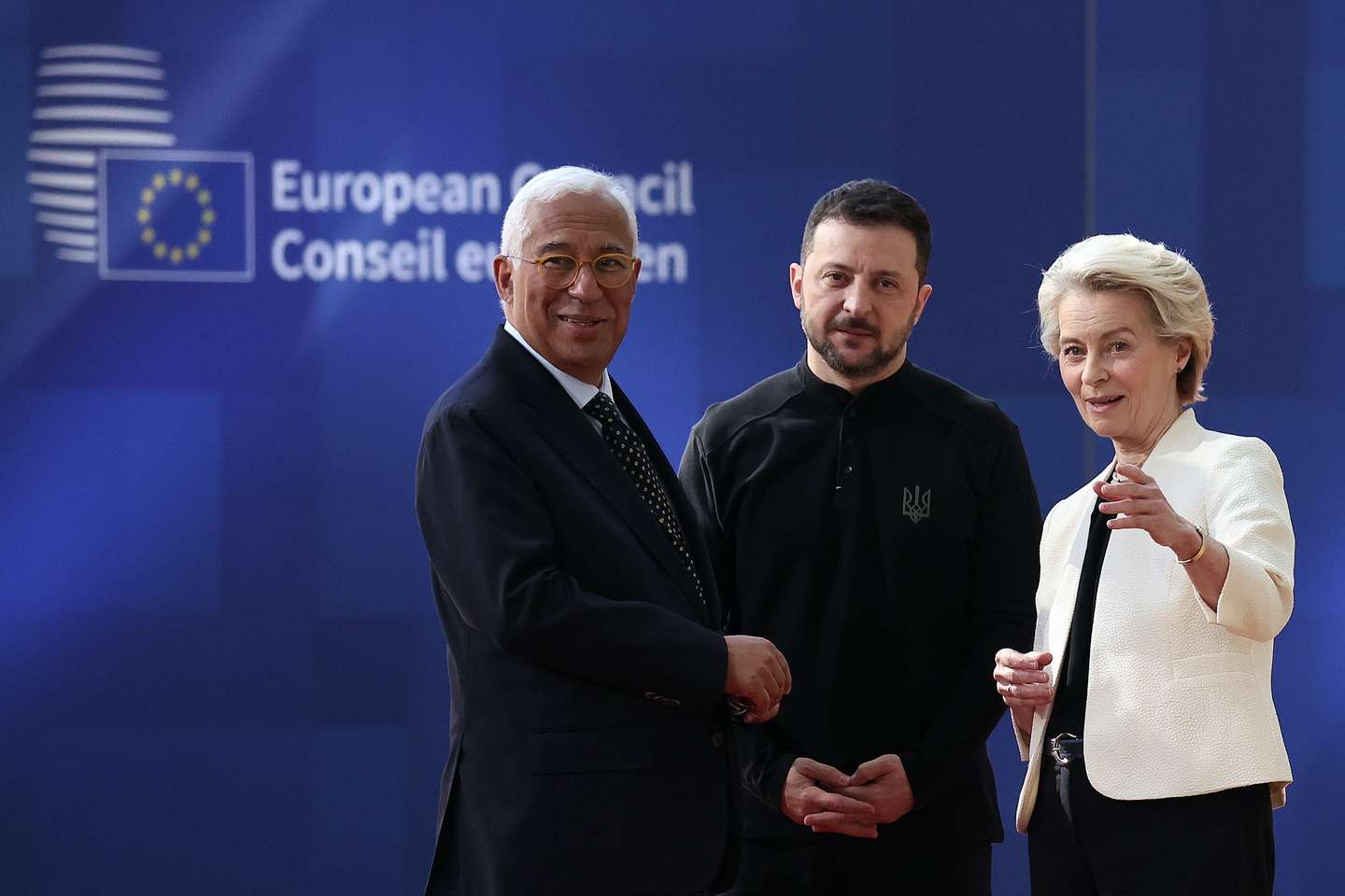 epa11943928 (L-R) EU Council President Antonio Costa, Ukraine's President Volodymyr Zelensky and European Commission President Ursula von der Leyen arrive for an European Council meeting in Brussels, Belgium, 06 March 2025. The EU leaders are convening for a special summit to discuss ongoing support for Ukraine and enhance European defence.  EPA/CHRISTOPHE PETIT TESSON