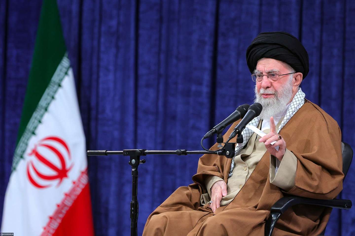 epa11880190 A handout photo made available by the Iranian Supreme Leader Office shows Iranian supreme leader Ayatollah Ali Khamenei addressing members of the Iranian Air Force during a meeting in Tehran, Iran, 07 February 2025. According to Khamenei's official website, the Iranian supreme leader said that negotiations with the USA 'are not wise and honorable'.  EPA/IRANIAN SUPREME LEADER OFFICE HANDOUT HANDOUT EDITORIAL USE ONLY/NO SALES