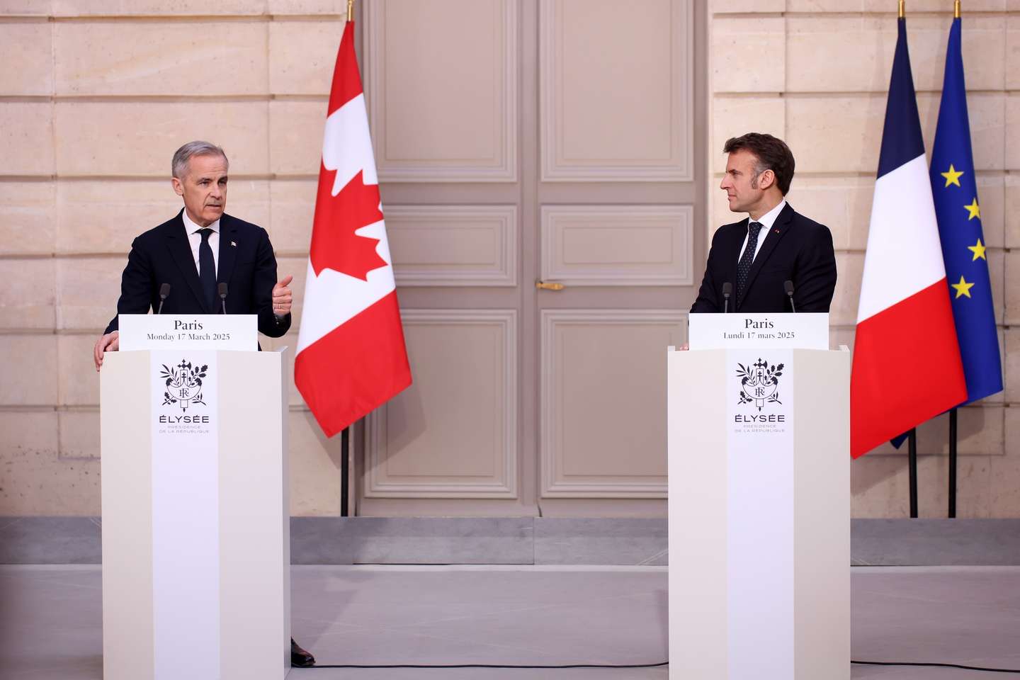 epa11969696 French President Emmanuel Macron (R) and Canada's Prime Minister Mark Carney (L) give a joint statement during their meeting at the Elysee Palace in Paris, France, 17 March 2025.  EPA/Thomas Padilla / POOL  MAXPPP OUT