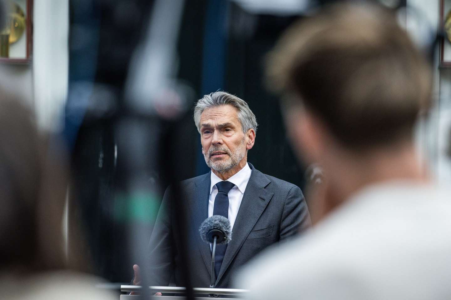 epa12152919 Dutch Prime Minister Dick Schoof speaks to the media after an extra council of ministers at the Catshuis in The Hague, The Netherlands, 03 June 2025. Schoof on 03 June 2025 announced he was stepping down as prime minister.  EPA/LAURENS VAN PUTTEN