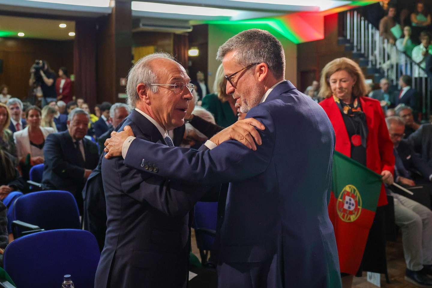 Luís Marques Mendes (E) cumprimenta Carlos Moedas à chegada para a apresentação da Comissão de Honra da sua candidatura à Presidência da República, Lisboa, 03 de junho de 2025. MANUEL DE ALMEIDA/LUSA