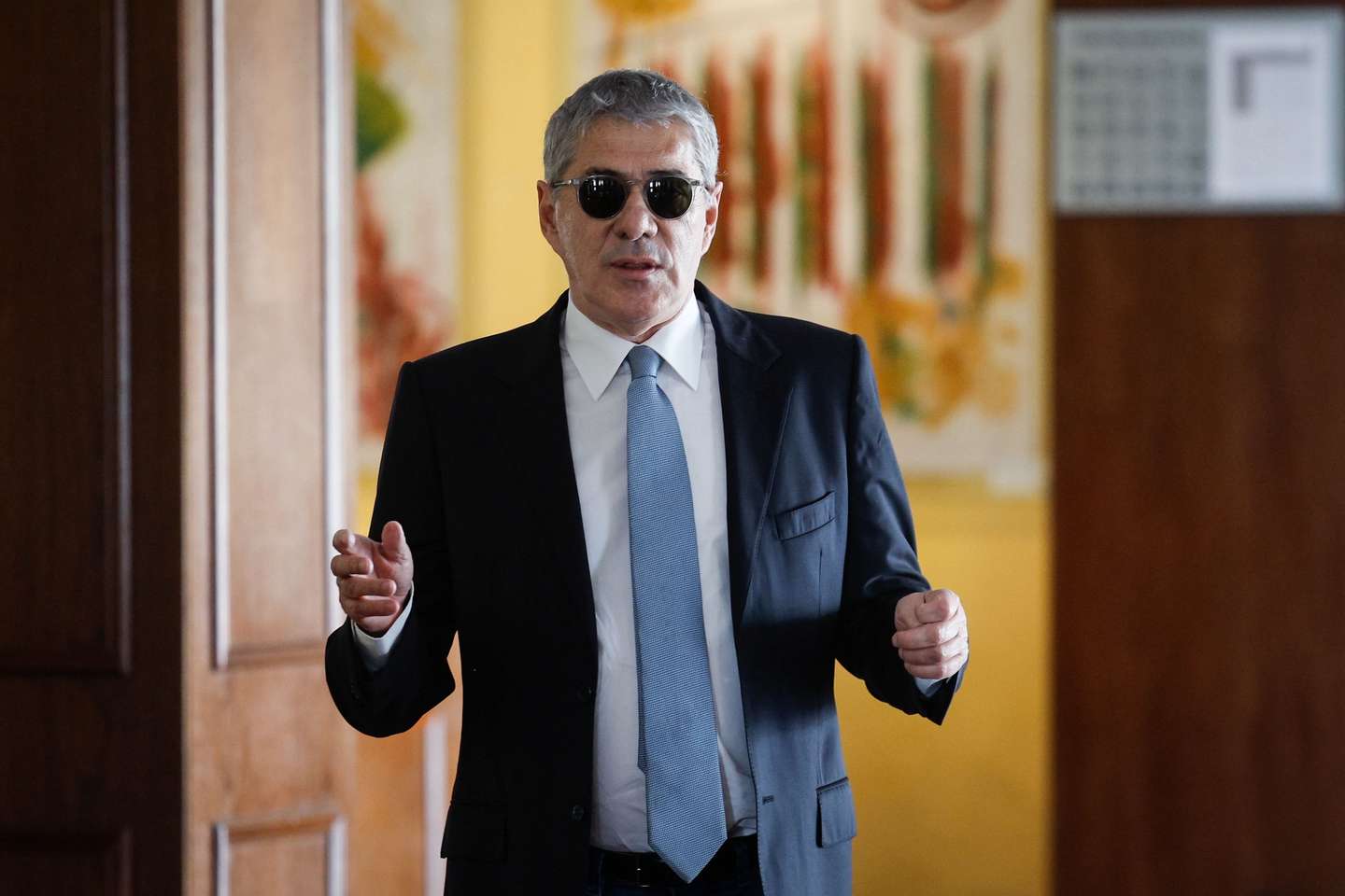 O antigo primeiro-ministro, José Sócrates, à chegada para uma conferência de imprensa sobre os últimos desenvolvimentos da Operação Marquês, na Ericeira, 17 de abril de 2024. ANTÓNIO PEDRO SANTOS/LUSA