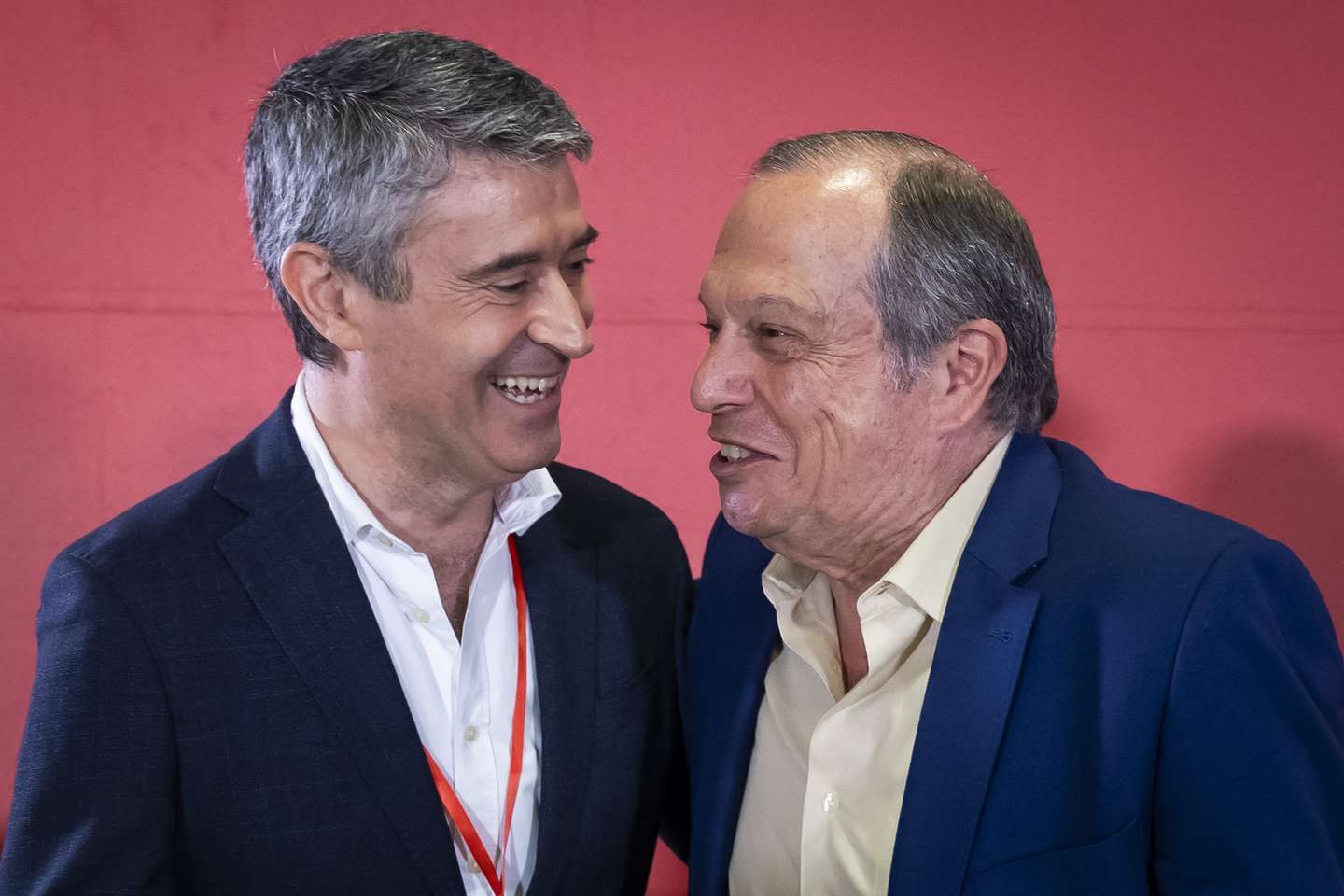 O secretário-geral do Partido Socialista (PS), José Luis Carneiro (E), é cumprimentado pelo presidente do PS, Carlos César (D), durante a reunião da comissão nacional do PS, no Hotel Altis, em Lisboa, 05 de julho de 2025. JOSÉ SENA GOULÃO/LUSA