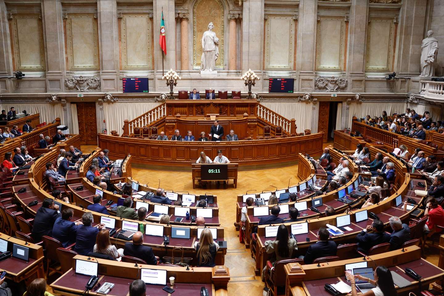 O primeiro-ministro, Luís Montenegro (C), intervém durante o debate extraordinário sobre a coordenação do combate aos incêndios, na Assembleia da República, em Lisboa, 27 de agosto de 2025. ANTÓNIO PEDRO SANTOS/LUSA