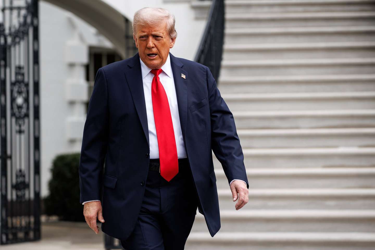 epa12360043 U.S. President Donald Trump walks out of the South Portico of the White House towards the gathered press before departing in Marine One from the South Lawn in Washington, D.C., USA, 07 September 2025. President Trump is heading to Queens, New York, to attend the U.S. Open Tennis Championships.  EPA/SAMUEL CORUM / POOL