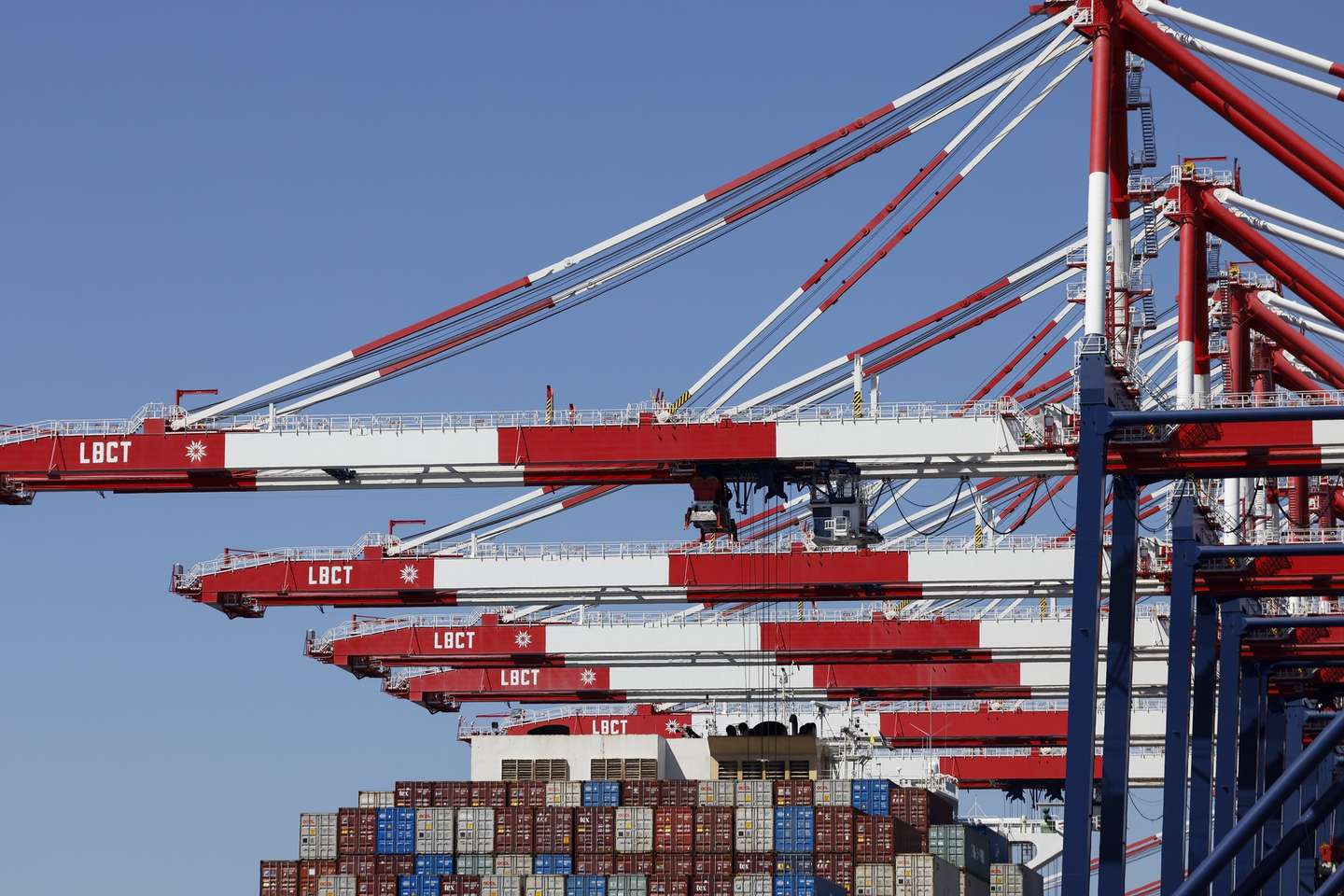 epa12366199 Cargo containers are stacked at the Port of Los Angeles in Los Angeles, California, USA, 09 September 2025. The US Supreme Court agreed on Tuesday to decide the legality of Donald Trump’s tariffs, taking up the Justice Department's appeal of a lower court's ruling that Trump overstepped his authority in imposing most of his tariffs under a federal law meant for emergencies.  EPA/CAROLINE BREHMAN