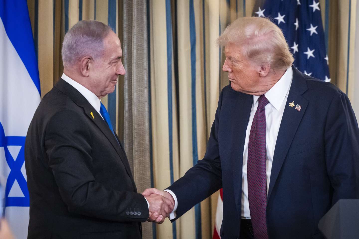 epa12415286 US President Donald Trump (R) shakes hands with Israeli Prime Minister Benjamin Netanyahu (L) after they spoke at a press conference in the State Dining Room of the White House in Washington, DC, USA, 29 September 2025. In their meeting, Trump pressed Netanyahu to accept a peace deal to end Israel’s on-going war in Gaza, and for Hamas to free their remaining hostages.  EPA/JIM LO SCALZO / POOL