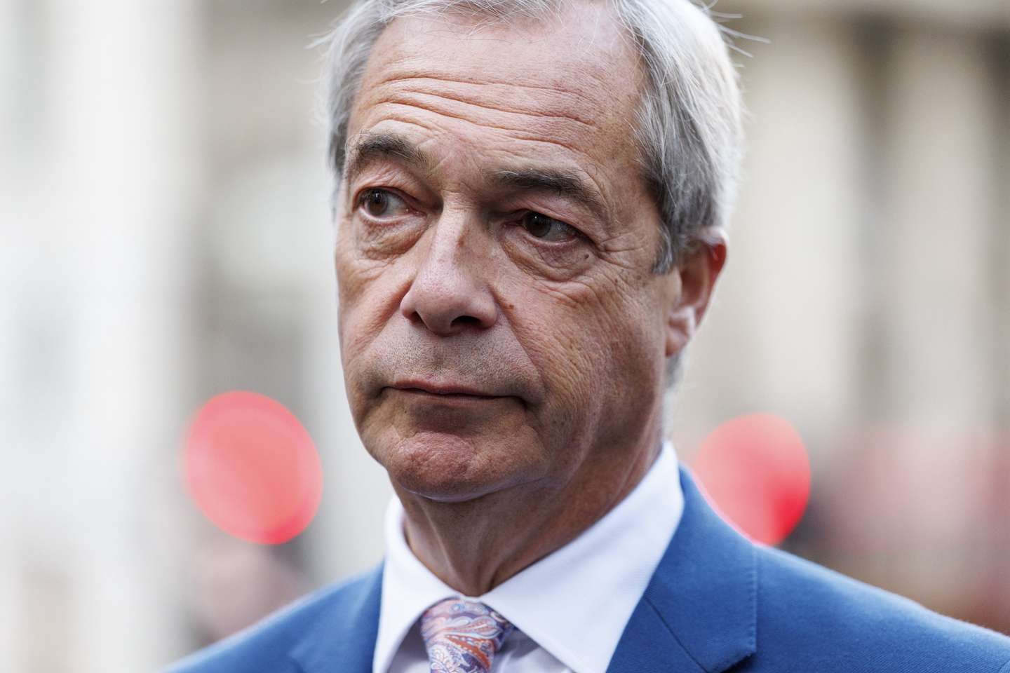 epa12403758 Reform UK leader Nigel Farage speaks to the media outside the Bank of England, before his meeting with Governor of the Bank of England (BoE) Andrew Bailey, in London, Britain, 25 September 2025.  EPA/TOLGA AKMEN