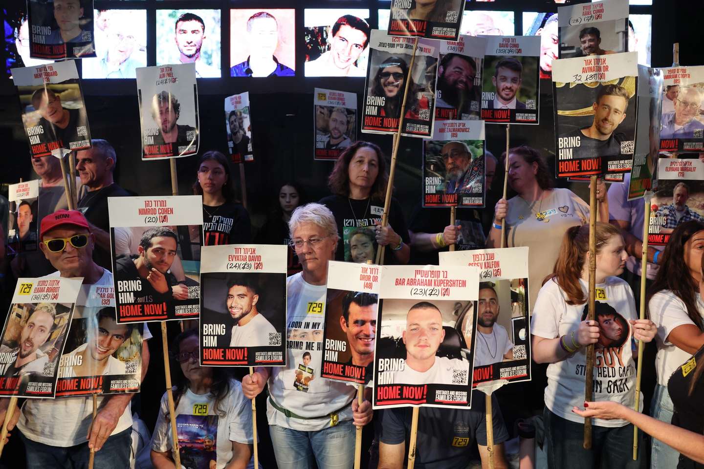 epa12430833 Supporters of families of Israeli hostages held by Hamas in Gaza participate in a protest, calling to stop the war and for the release of the hostages outside the Kirya military headquarters in Tel Aviv, Israel, 04 October 2025. The Prime Minister's Office has instructed the Israeli army to prepare for the implementation of the Trump plan and cease fire in Gaza following a 'positive' statement from Hamas. According to the Israeli army spokesperson, around 48 Israeli hostages remain in captivity in the Gaza Strip, including the bodies of at least 30 confirmed dead.  EPA/ABIR SULTAN