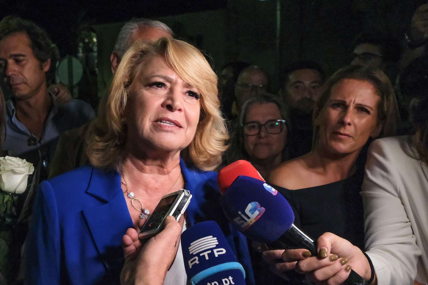A candidata independente à Câmara Municipal de Setúbal, Maria das Dores Meira, fala aos jornalistas após fazer o discurso de vitória com apoiantes na sede de campanha na noite eleitoral das eleições Autárquicas 2025, em Setúbal, 13 de outubro de 2025. Mais de 9,3 milhões de eleitores podem votar nas eleições autárquicas em Portugal, a 12 de outubro de 2025. RUI MINDERICO/LUSA