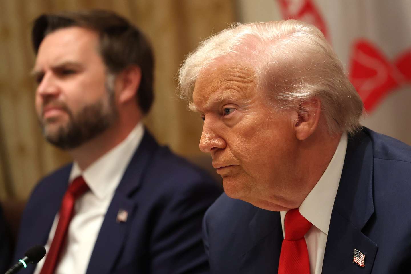 epa12453954 US President Donald Trump hosts a bilateral lunch with Argentine President Milei (not pictured) in the Cabinet Room at the White House in Washington, DC, USA, 14 October 2025.  EPA/Alex Wroblewski/CNP / POOL