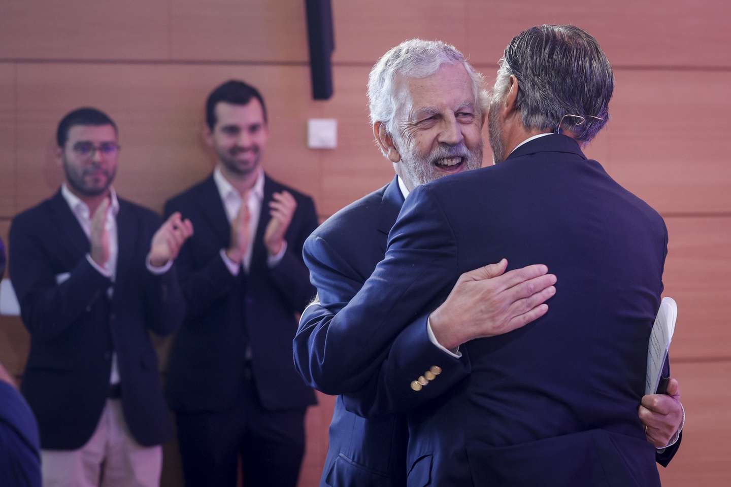O mandatário nacional da candidatura de João Cotrim de Figueiredo (D) à Presidência da República, José Miguel Júdice (2-D), é cumprimentado no final da sua intervenção durante a apresentação da lista no Centro Cultural de Belém, em Lisboa, 02 de novembro de 2025. As eleições presidenciais decorrerão no dia 18 de janeiro de 2026. ANTÓNIO PEDRO SANTOS/LUSA