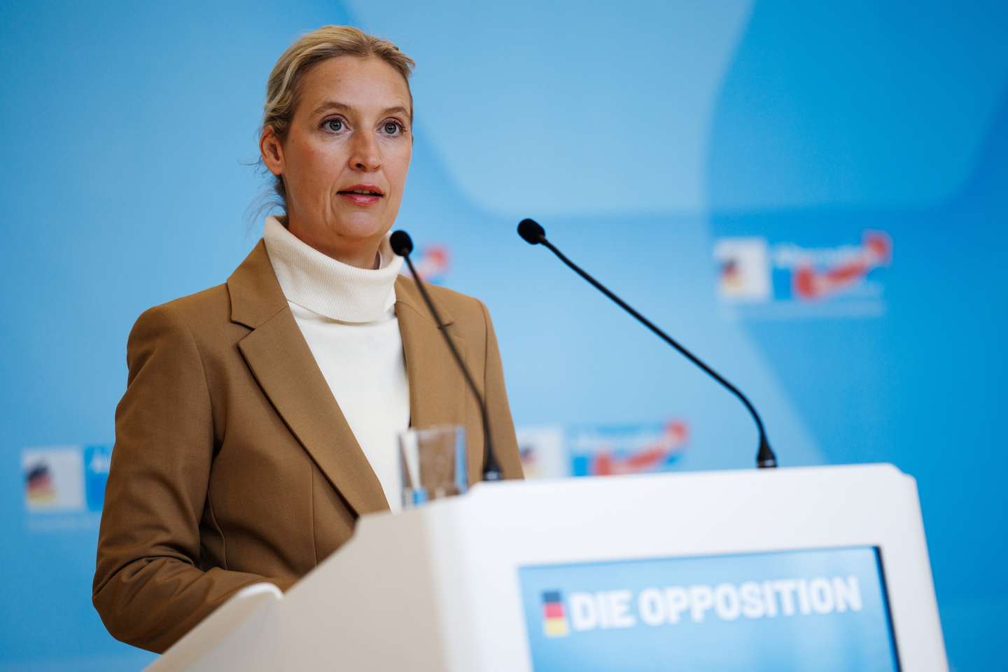 epa12502761 Alternative for Germany (AfD) party and faction co-chairwoman Alice Weidel speaks during a statement prior to a meeting of the Social Democratic Party (SPD) parliamentary group at the German parliament 'Bundestag' in Berlin, Germany, 04 November 2025.  EPA/CLEMENS BILAN