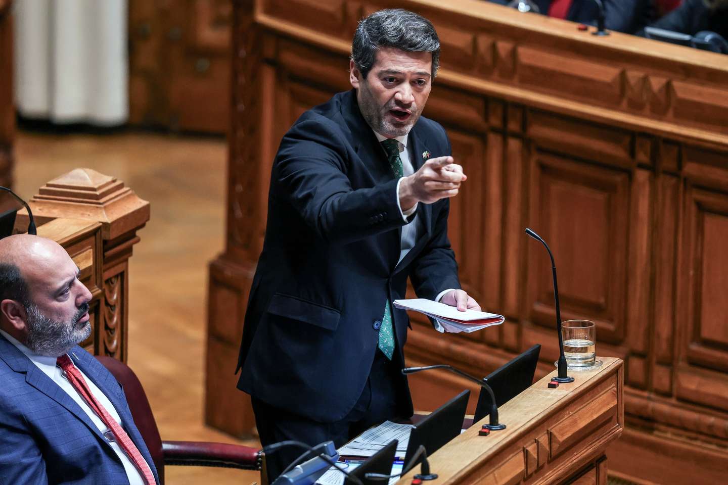 O líder do Chega, André Ventura (D), ladeado pelo deputado Pedro Pinto, usa da palavra durante o debate parlamentar na Assembleia da República em Lisboa, 5 de dezembro de 2025. TIAGO PETINGA/LUSA