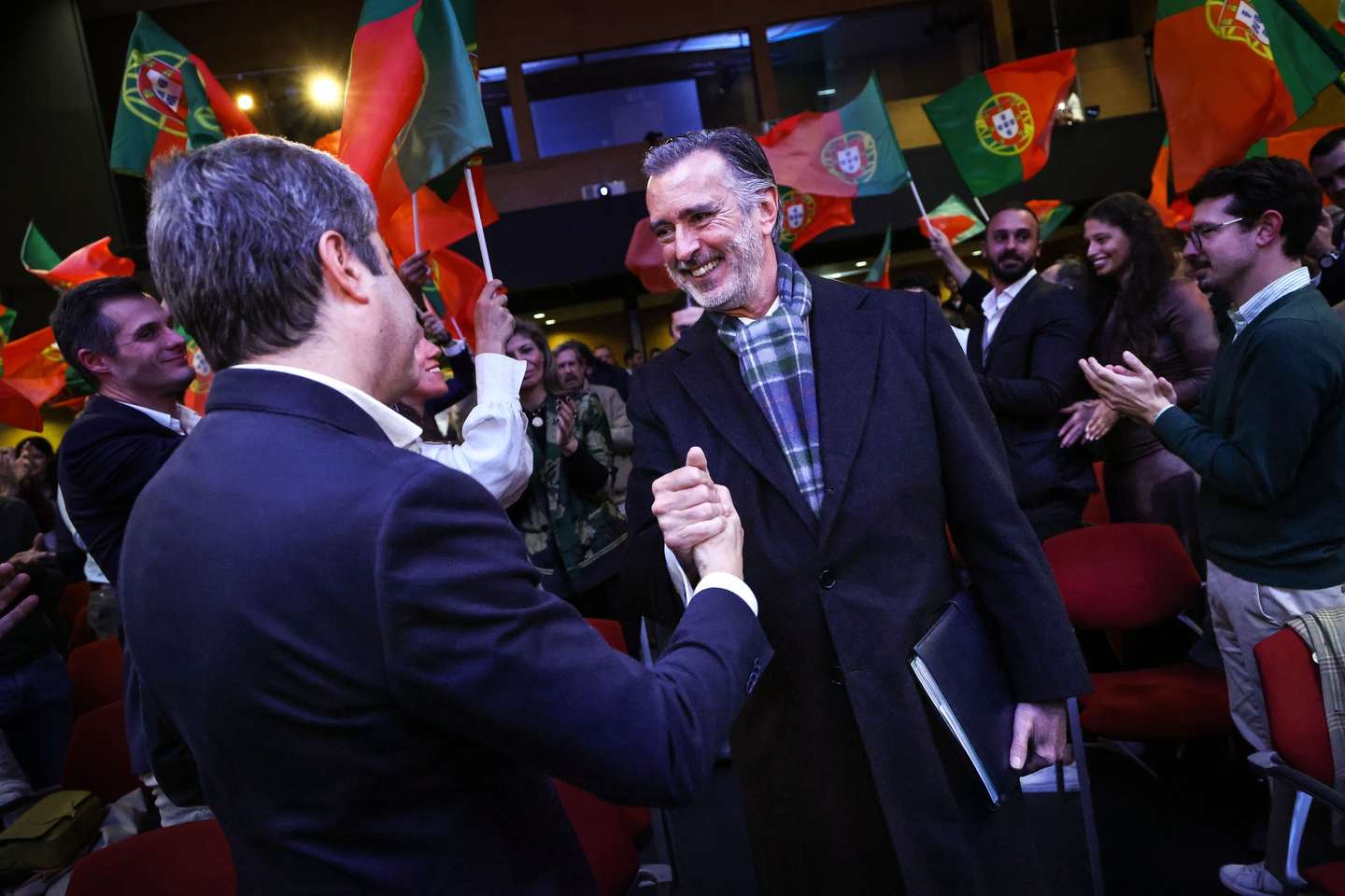 O candidato à Presidência da República, João Cotrim de Figueiredo (C), à chegada para o evento Horizonte 2031, em Lisboa, 04 de janeiro de 2026. RODRIGO ANTUNES/LUSA