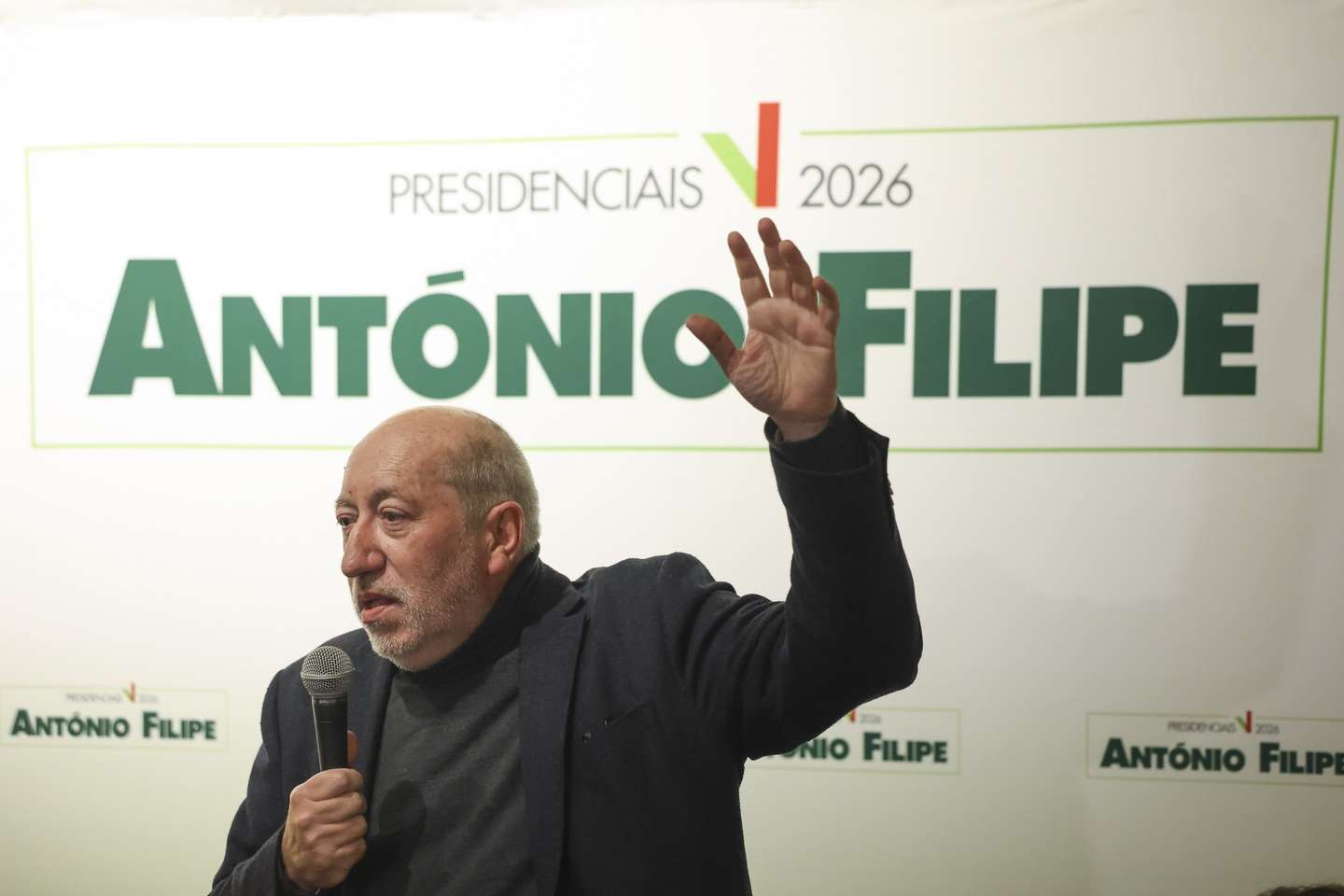 O candidato às eleições presidenciais, António Filipe, participa numa ação de campanha em  Lisboa, 08 de janeiro de 2026. Os portugueses elegem o novo Presidente da República em 18 de janeiro.  ANTÓNIO COTRIM/LUSA