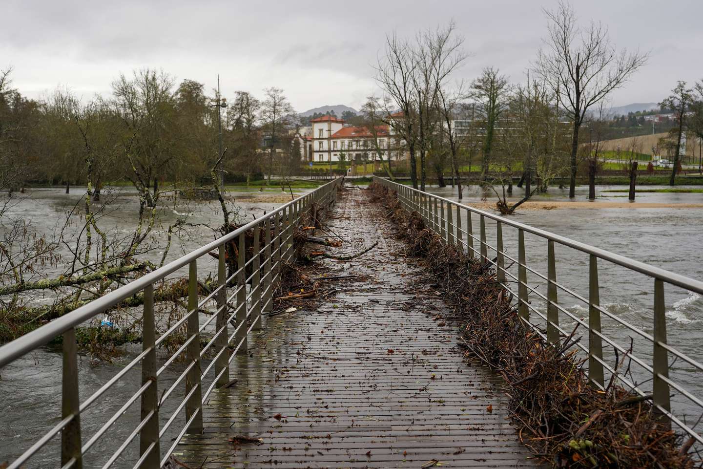 Área inundada na zona ribeirinha de Arcos de Valdevez, 27 de janeiro de 2026. A Autoridade Nacional de Emergência e Proteção Civil (ANEPC) registou quase 100 ocorrências entre as 00:00 e as 06:30 relacionadas com o mau tempo por causa da depressão Joseph, a maioria quedas de árvore e inundações. HUGO DELGADO/LUSA