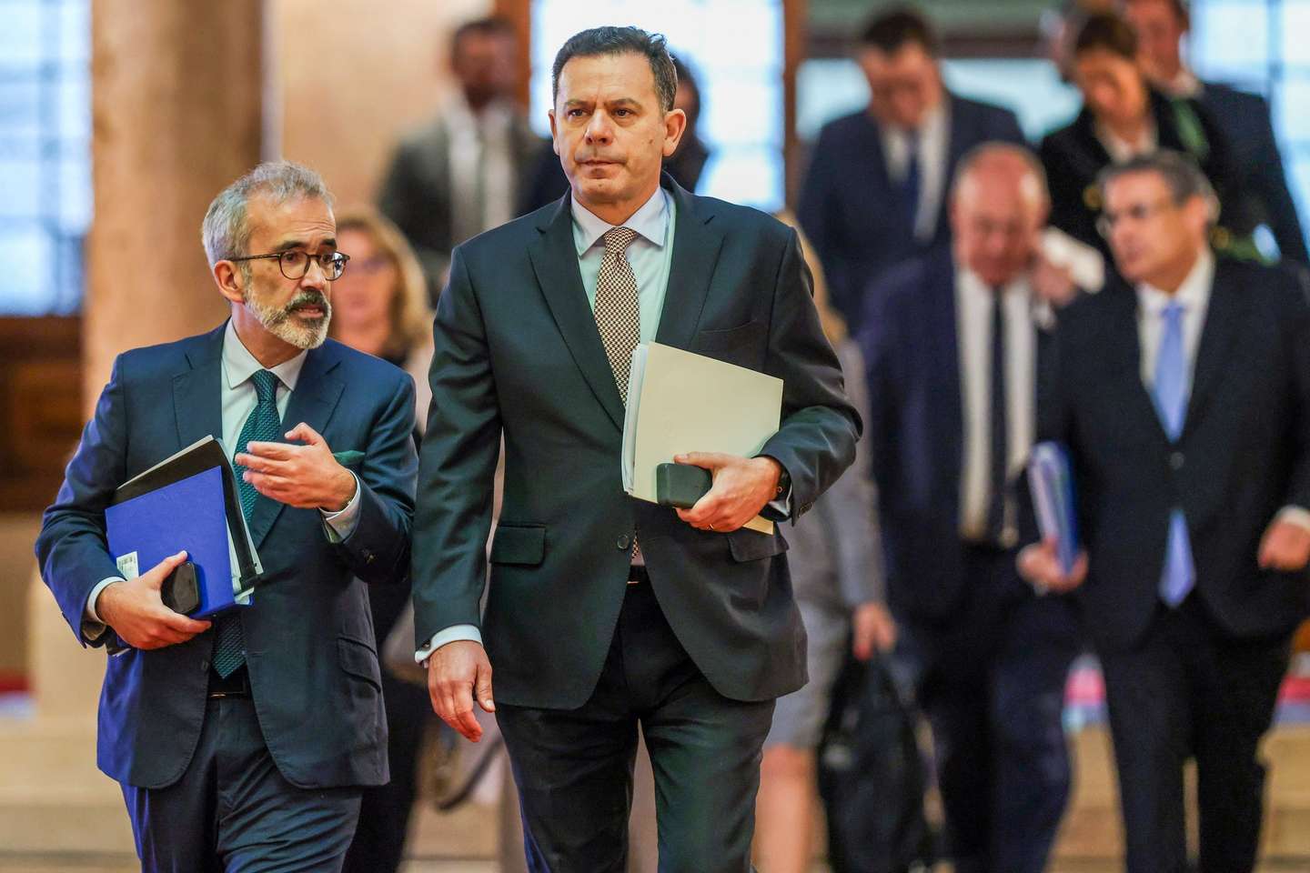 O primeiro-ministro, Luís Montenegro (D), acompanhado pelo ministro de Estado e dos Negócios Estrangeiros, Paulo Rangel (E), à chegada para a sessão plenária na Assembleia da República, em Lisboa, 04 de março de 2026. TIAGO PETINGA/LUSA