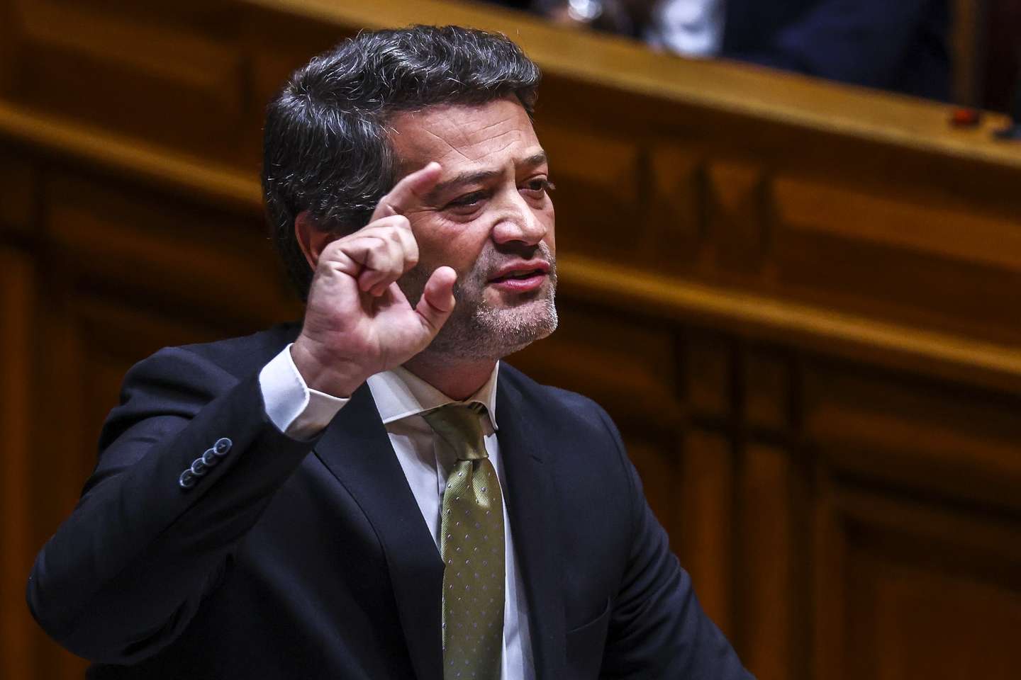 O lider do Chega, André Ventura, usa da palavra no debate parlamentar na Assembleia da República em Lisboa, 4 de março de 2026. TIAGO PETINGA/LUSA