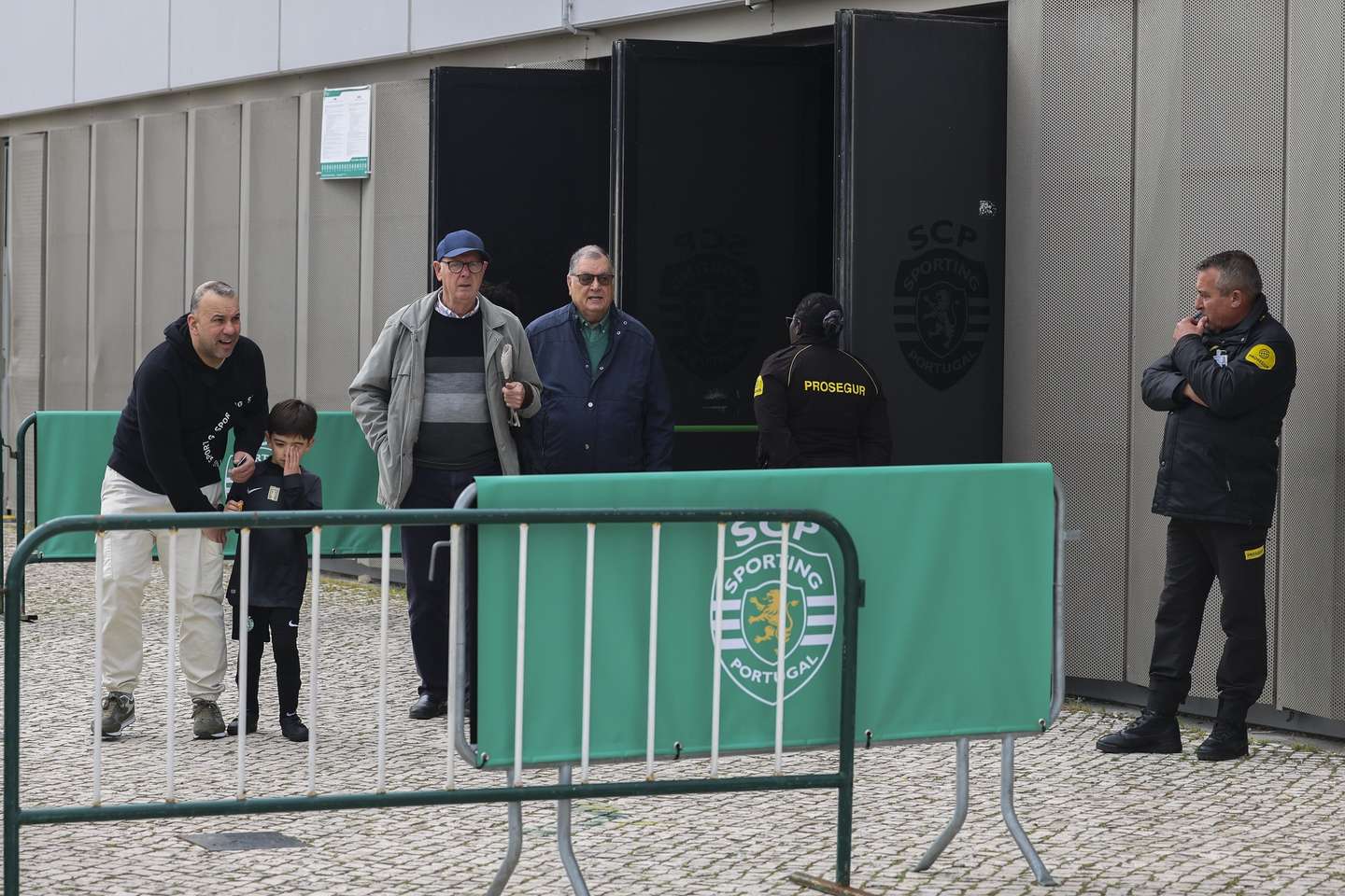 Sócios do Sporting Clube de Portugal junto ao pavilhão João Rocha, para exercerem o seu direito de voto para eleição dos órgãos sociais para o quadriénio 2026-2028, em Lisboa, 14 de março de 2026. Bruno Sorreluz e Frederico Varandas são os candidatos à presidência do SCP. ANTÓNIO COTRIM/ LUSA