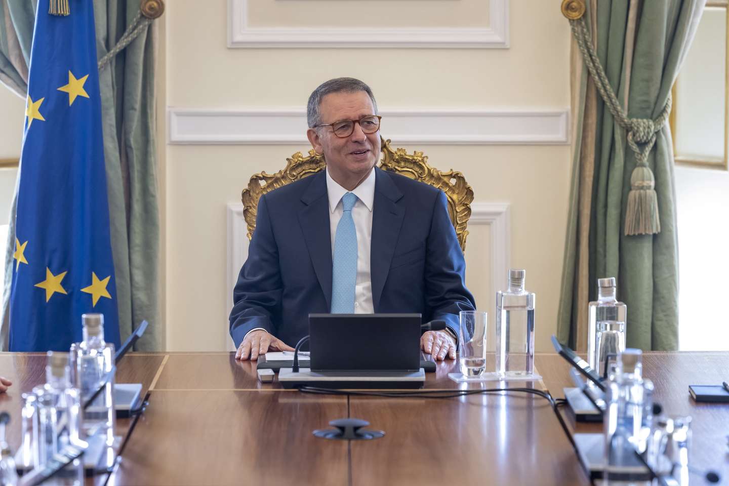 O Presidente da República e Comandante Supremo das Forças Armadas, António José Seguro, durante uma audiência com o Chefe do Estado-Maior-General das Forças Armadas, General João Cartaxo Alves, o Chefe do Estado-Maior do Exército, General Eduardo Mendes Ferrão, o Chefe do Estado-Maior da Armada, Almirante Jorge Nobre de Sousa e o Chefe do Estado Maior da Força Aérea, General Sérgio Costa Pereira, no Palácio de Belém, 13 de março de 2026. JOSÉ SENA GOULÃO/LUSA