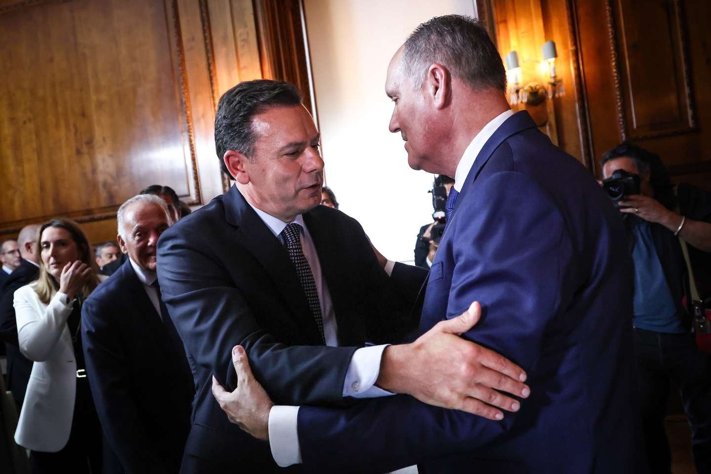 Primeiro-ministro Luis Montenegro (E), na cerimónia de posse do novo diretor Nacional da Polícia da Judiciária, Carlos Cabreiro (D), em Lisboa, 16 de abril de 2026. RODRIGO ANTUNES/LUSA