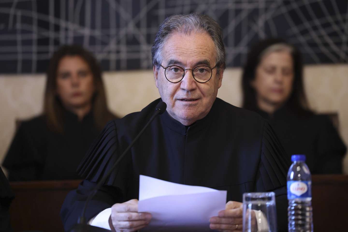 O presidente do Tribunal Constitucional,  José João Abrantes, durante a Leitura pública da decisão relativa ao pedido de fiscalização abstrata preventiva, requerido por um grupo de deputados da Assembleia da República do Partido Socialista, Decreto da Assembleia da República n.º 49/XVII (Altera o Código Penal), em  Lisboa, 8 de maio de 2026. O Tribunal Constitucional (TC) voltou hoje a declarar inconstitucional, por unanimidade, a criação da pena acessória de perda da nacionalidade no Código Penal, numa segunda versão do decreto do parlamento, por violação dos principios da igualdade e proporcionalidade. ANTÓNIO COTRIM/LUSA