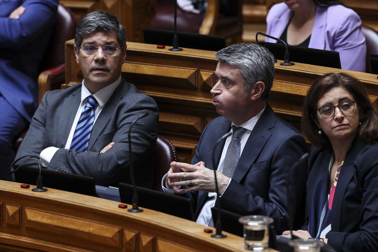 O secretário-geral do Partido Socialista (PS), José Luís Carneiro (C) e o líder parlamentar do do Partido Socialista (PS), Eurico Brilhante Dias (E), durante o debate parlamentar, na Assembleia da República, em Lisboa, 28 de maio de 2026. MIGUEL A. LOPES/LUSA