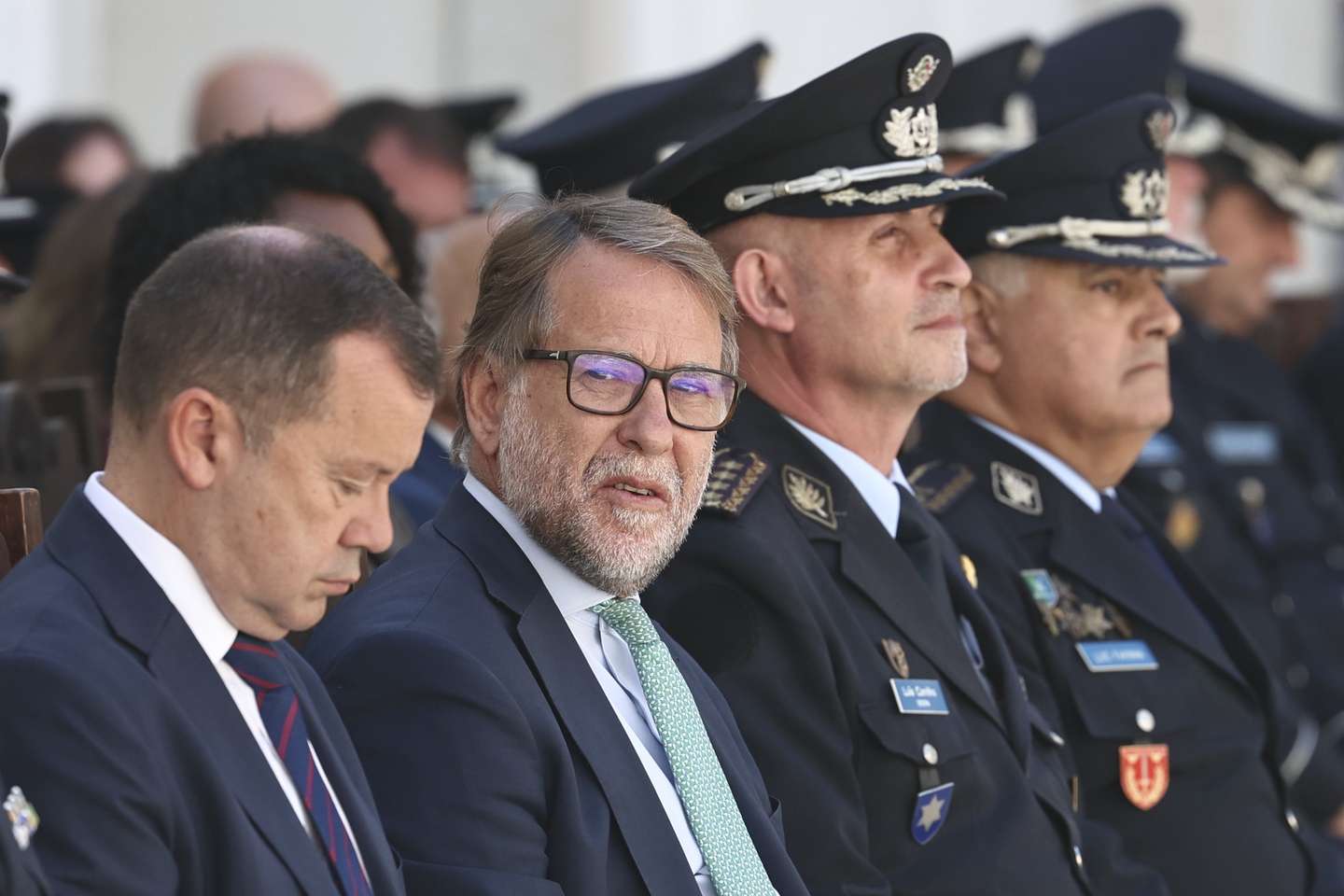 O ministro da Administração Interna, Luís Neves(2E), acompanhado pelo Diretor Nacional da Polícia de Segurança Pública, Superintendente-chefe, Luís Carrilho (2D)  pelo diretor do Instituto Superior de Ciências e Segurança Interna (ISCSI), Luís Farinha, (D), e pelo secretário de Estado da Proteção Civil Rui Rocha (E) durante a cerimónia  de Compromisso de Honra do 38.º Curso de Formação de Oficiais de Polícia, em Lisboa, 30 de junho de 2026. ANTÓNIO COTRIM/LUSA