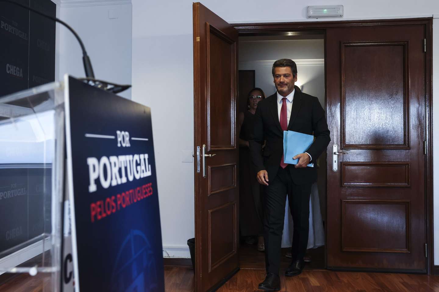 O presidente do Chega, André Ventura, fala numa conferência de imprensa  após a reunião com os membros do Governo Sombra e com os deputados responsáveis pelas áreas do Orçamento e da Segurança Social, na sede do partido em Lisboa, 21 de agosto de 2026. TIAGO PETINGA/LUSA