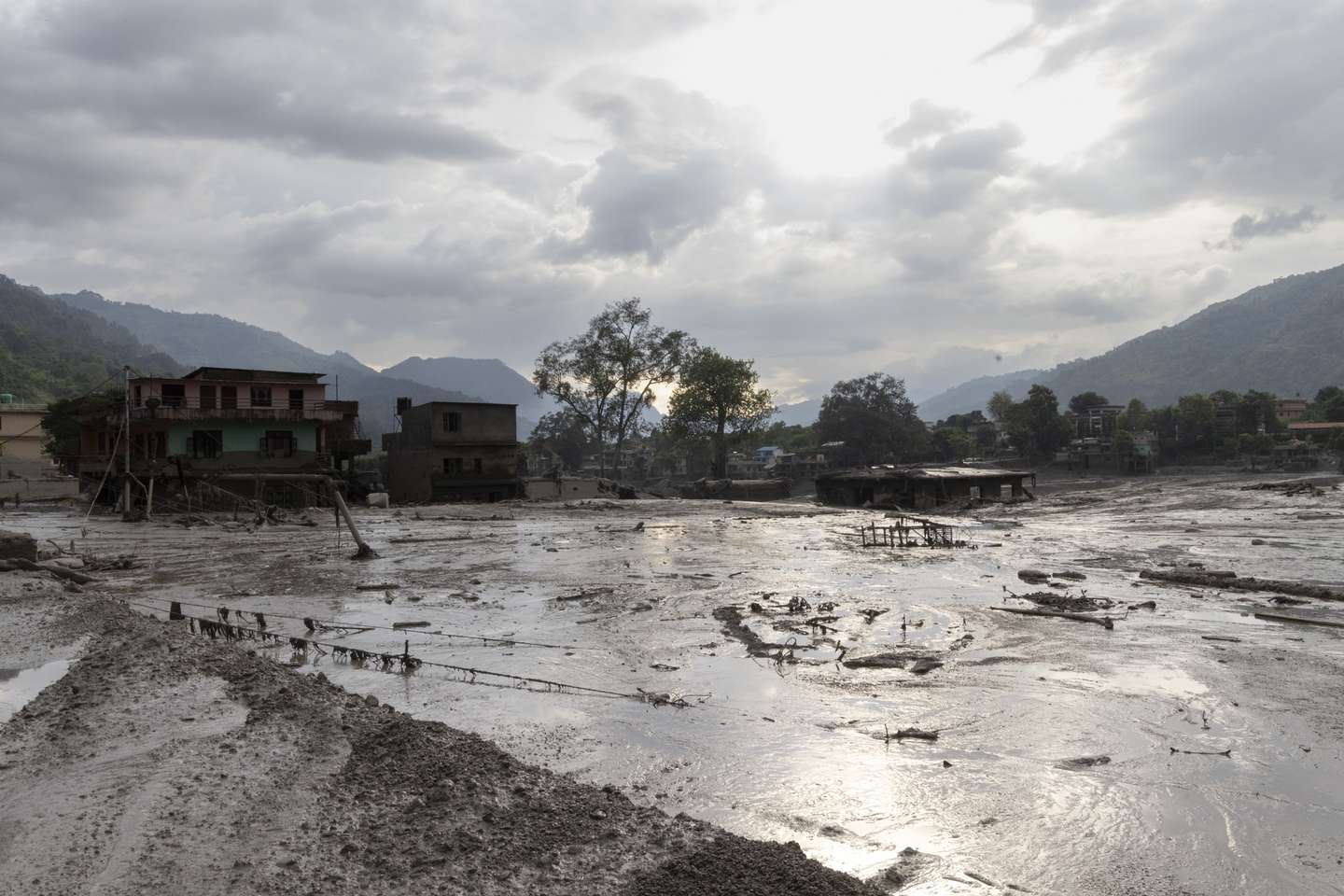 epa13193021 Floodwaters sweep through Trishuli Bazar following a flash flood, in Nuwakot district, Nepal, 26 August 2026. Several people were killed and multiple others were reported missing after a massive flash flood swept through Rasuwa and Nuwakot districts causing widespread destruction to settlements and infrastructure, according to local authorities.  EPA/NARENDRA SHRESTHA