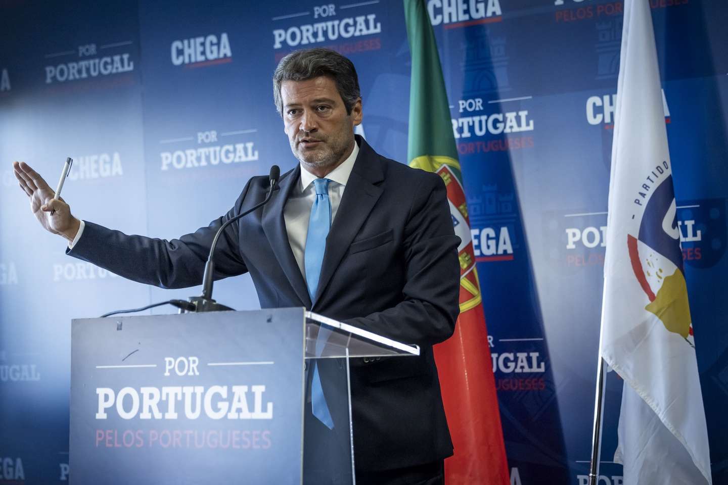 O presidente do Chega, André Ventura, fala aos jornalistas durante uma conferência de imprensa na sequência das declarações do primeiro-ministro, este domingo, sobre o tema da Educação, na sede do Chega em Lisboa, 31 de agosto de 2026. JOSÉ SENA GOULÃO/LUSA