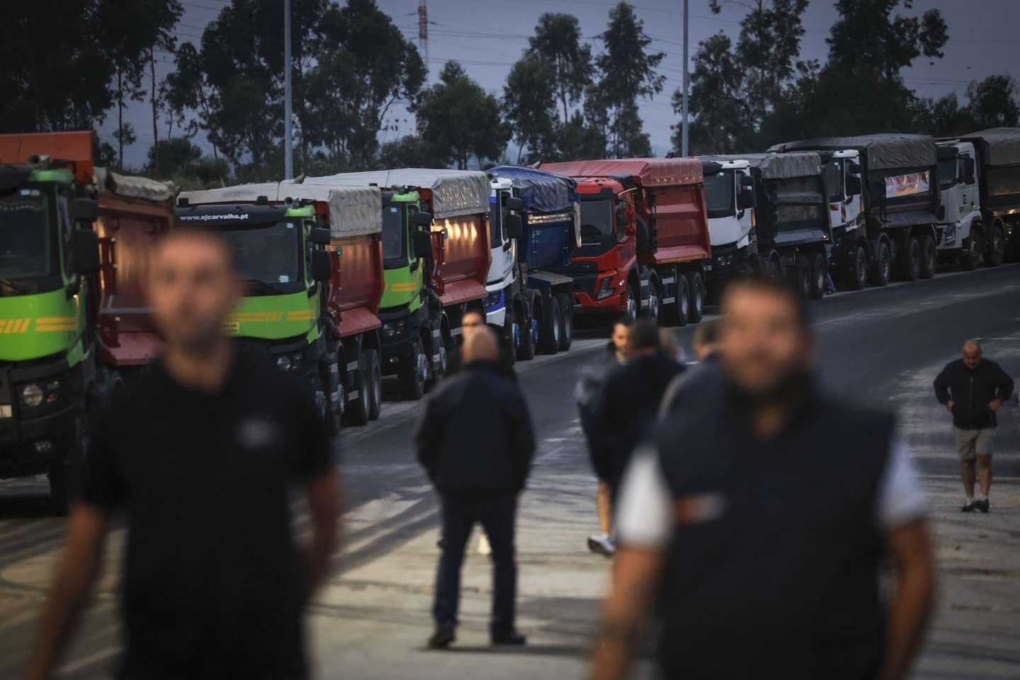 Marcha lenta do setor das terraplanagens contra o aumento dos combustíveis, Paredes, Porto, 25 de setembro de 2026. Promovida por um movimento de empresas de extração de materiais, terraplenagem e escavação, movimentação e transporte de terras e inertes em protesto contra o aumento do preço gasóleo e o “tratamento discriminatório por parte do Governo”. Reúne quase 100 empresas e cerca de 500 camiões pesados. JOSÉ COELHO/LUSA