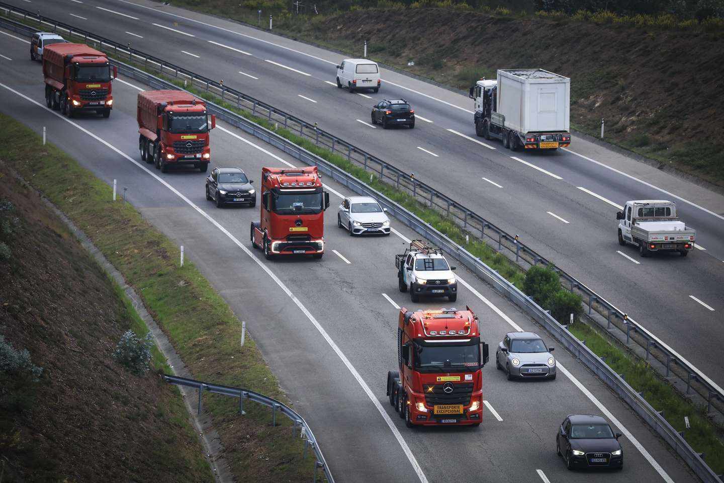 Marcha lenta do setor das terraplanagens contra o aumento dos combustíveis, Paredes, Porto, 25 de setembro de 2026. Promovida por um movimento de empresas de extração de materiais, terraplenagem e escavação, movimentação e transporte de terras e inertes em protesto contra o aumento do preço gasóleo e o “tratamento discriminatório por parte do Governo”. Reúne quase 100 empresas e cerca de 500 camiões pesados. JOSÉ COELHO/LUSA