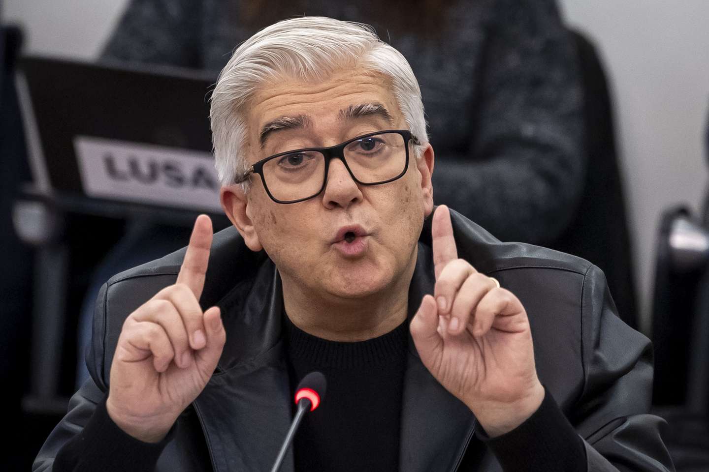 O antigo secretário de Estado da Saúde António Lacerda Sales (C) à chegada para a sua audição perante os deputados da Comissão Parlamentar de Inquérito - Verificação da Legalidade e da Conduta dos Responsáveis Políticos Alegadamente Envolvidos na Prestação de Cuidados de Saúde a duas Crianças (Gémeas) Tratadas Com o Medicamento Zolgensma, na Assembleia da República, em Lisboa, 24 de janeiro de 2025. JOSÉ SENA GOULÃO/LUSA