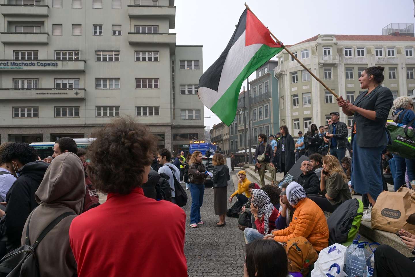 Manifestantes que se concentraram desde sábado na Praça D. João I, no centro do Porto, no âmbito de um protesto contra o aumento do custo de vida e o preço da habitação, continuam as ações de protesto, Porto, 12 de outubro de 2026.  FERNANDO VELUDO/LUSA