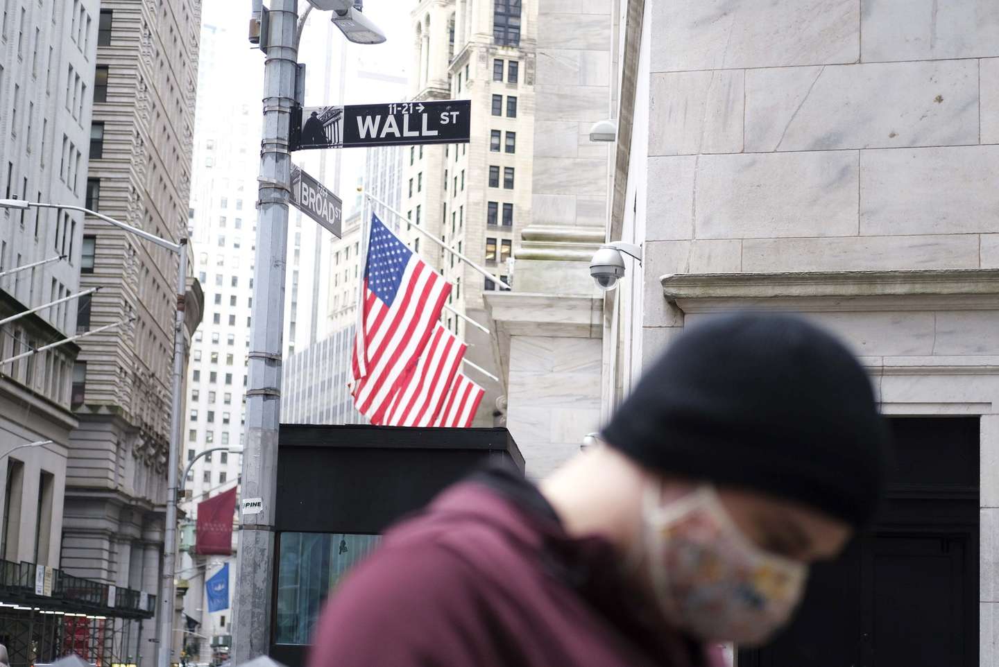 epa08781465 A man walks down Wall Street near the New York Stock Exchange in New York, New York, USA, 28 October 2020. Stocks were down again today, with the Dow Jones industrial average down over 800 points in midday trading, as investors continued to react to expected economic impact of the spread of the coronavirus.  EPA/JUSTIN LANE