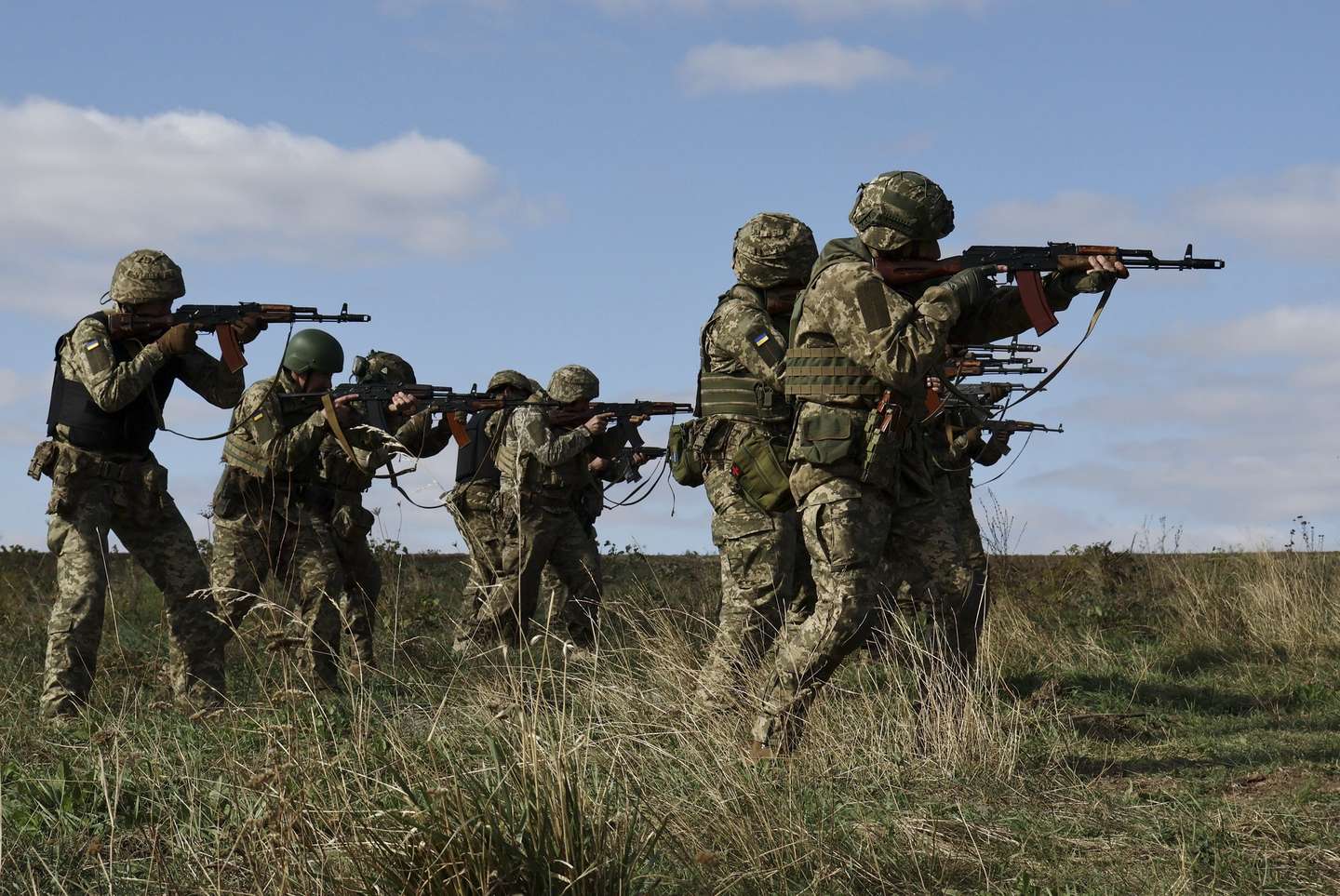 epa12408721 A handout picture made available by the press service of the 65th Separate Mechanised Brigade of Ukrainian Armed Forces shows servicemen of the 65th Separate Mechanised Brigade attending their tactical training at an undisclosed place in the Zaporizhzhia region, Ukraine, 26 September 2025, amid the ongoing Russian invasion. Russian troops entered Ukrainian territory on 24 February 2022, starting a conflict that has provoked destruction and a humanitarian crisis.  EPA/Press service of the 65th Mechanized Brigade HANDOUT HANDOUT  HANDOUT EDITORIAL USE ONLY/NO SALES