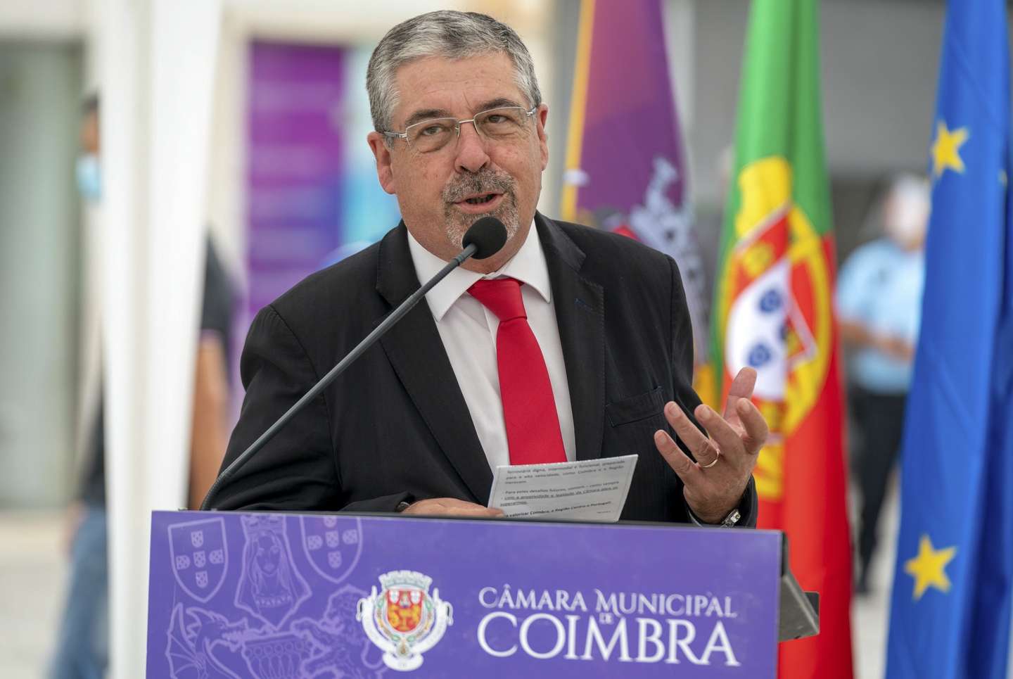 O presidente da Câmara Municipal de Coimbra, Manuel Machado, intervém durante a cerimónia de assinatura do auto de consignação da empreitada de abertura do canal do Metrobus do Mondego, em Coimbra, 11 de setembro de 2020. SÉRGIO AZENHA/LUSA